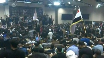 Son Dakika: Irak'ta siyasi kriz büyüyor! Şii liderin destekçileri yine meclisi bastı