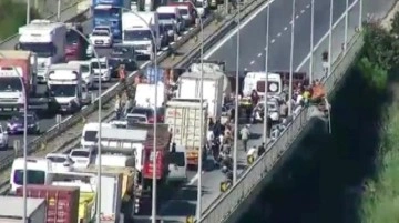 Son Dakika! İstanbul Büyükçekmece'de tır devrildi, TEM Edirne istikameti trafiğe kapandı