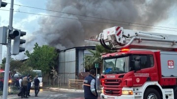 Son dakika... İzmir alevlerle güne uyandı: OSB'de büyük yangın
