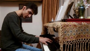 Sosyal medyanın konuştuğu piyano çalan kurye Gülsin Onay'dan ders aldı