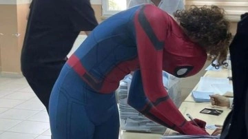 Spiderman kıyafeti ile oy kullandı! Çocukların ilgi odağı oldu