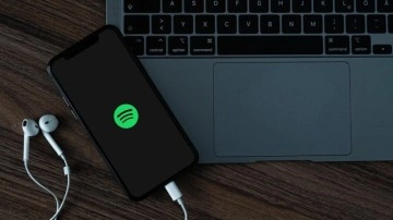 Spotify podcastlerini artık kulaklığa ihtiyacınız olmadan dinleyebileceksiniz!