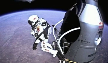 Stratosferden Dünya'ya atlayan paraşütçü, ses bariyerini kırdı