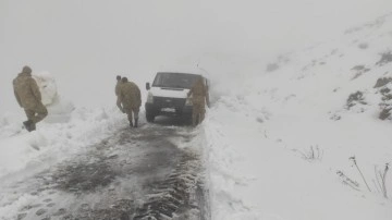 Sultan Dağı’nda kara saplanan minibüs ekiplerin yardımıyla kurtarıldı
