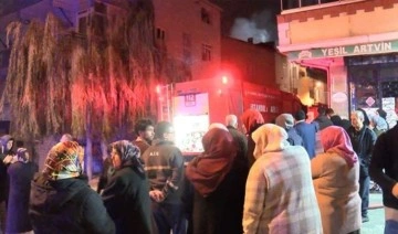 Sultanbeyli'de yangın paniği: 3 katlı binanın çatısı alev alev yandı