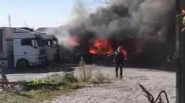 Sultangazi'de korkutan yangın: Konteynerlar küle döndü