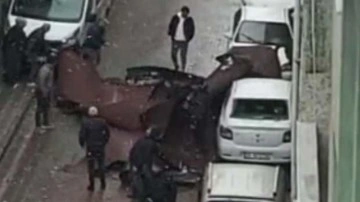 Sultangazi'de uçan çatı, 3 otomobilin üzerine düştü