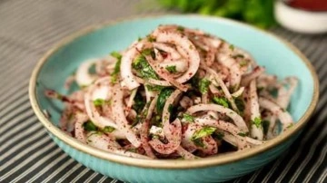 Sumaklı soğan salatası tarifi, nasıl yapılır?