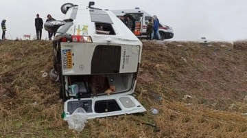 Sürücünün kontrolü kaybettiği minibüs devrildi: 12 İranlı yaralandı