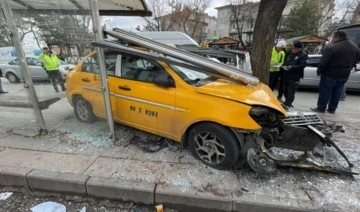 Taksi şoförü yayalara çarpmamak için durağa daldı: 1’i ağır 6 yaralı