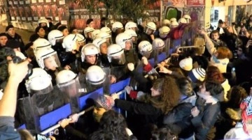 Taksim'e yürümek isteyen kadınlara polis biber gazı ile müdahale etti