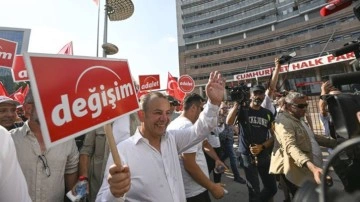 Tanju Özcan'ın değişim yürüyüşü sonunda CHP Genel Merkezi önünde istifa sesleri
