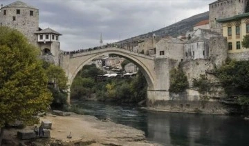 Tarihi Mostar Köprüsü'nün 30 yıl önceki yıkılma anına ait yeni görüntü paylaşıldı