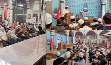 Tarihi Sultanahmet Camisi’nin avlusunda ve internetten ders veriyorlar