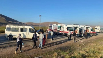 Tarım işçilerini taşıyan minibüs ile yakıt tankeri çarpıştı: 15 kişi yaralandı!
