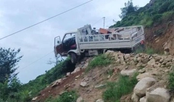 Taşlara çarparak uçurumda asılı kalan kamyonetin sürücüsü öldü