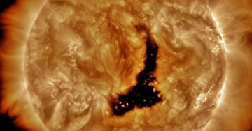 Tehlikede miyiz? Güneş'te Dünya'nın tam 60 katı büyüklüğünde kara delik açıldı!