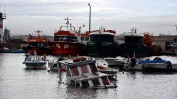 Tekirdağ'da kuvvetli rüzgar: Eğitim uçuşları iptal, tekne battı