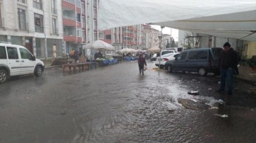 Tekirdağ'da şiddetli yağış: Sokaklar adeta dereye döndü