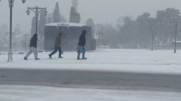 Tekirdağ'da yoğun kar tipiyle sürüyor: Vatandaşlar yürümekte güçlük çekti
