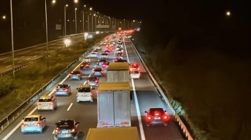 TEM Otoyolu’nda trafik durdu: Araç kuyruğu 25 kilometreyi aştı! Sürücülere ceza yağdı