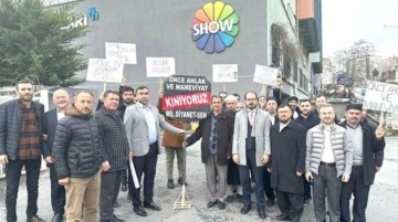 Tepkiler büyüyor! Show TV'nin önünce Kızılcık Şerbeti için eylem yapıldı