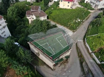 Trabzon Of'ta Çay Alım Merkezinin Çatısına Halı Saha Yapıldı