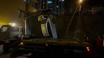 Trabzon'da otomobil yol ile apartman arasındaki boşluğa düştü: 2 yaralı