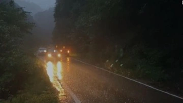 Trabzon’da sağanak sonrası heyelan meydana geldi, yol ulaşıma kapandı