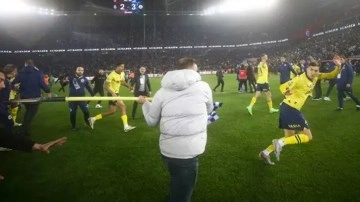 Trabzonspor taraftarı, Mert Müldür'e korner direğiyle saldırdı