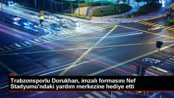 Trabzonsporlu Dorukhan, imzalı formasını Nef Stadyumu'ndaki yardım merkezine hediye etti