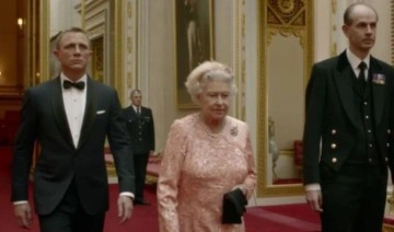 Tüm dünya dublörü sanıyordu: Kraliçe Elizabeth'in James Bond'da oynadığı ortaya çıktı