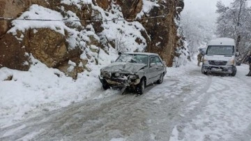 Tunceli’de kayganlaşan yolda kaza: 3 yaralı
