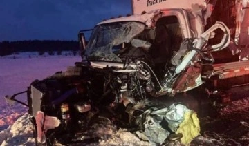 Tur otobüsü yük kamyonuyla çarpıştı: 6 ölü