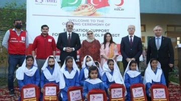 Türk Kızılay, Pakistan'da 100 öğrenciyi yeniden eğitimle buluşturdu