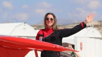 Türkiye'nin ilk kadın akrobasi pilotu Semin Öztürk’ten çocuklara özel gösteri
