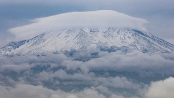 Türkiye'nin çatısı Ağrı Dağı'na kar yağdı!