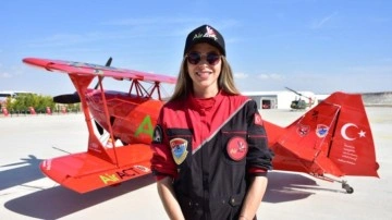 Türkiye'nin tek sivil kadın akrobasi pilotu 100. yılı özel uçuşuyla kutladı