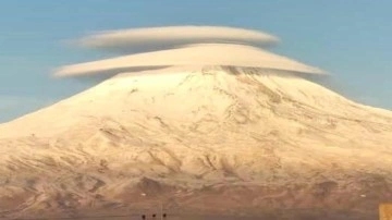 Türkiye'nin zirvesi Ağrı Dağı’nda ‘mercek bulutu’ oluştu