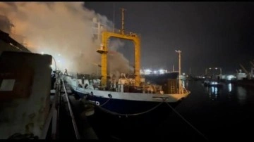 Tuzla'da Rus bandıralı gemide yangın! Her yeri duman kapladı