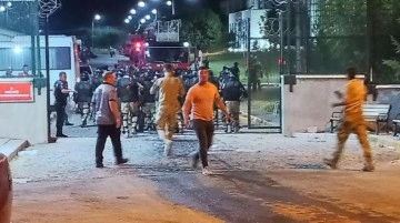 Ülkelerine gitmek istemeyen sığınmacılar, Geri Gönderme Merkezi'nde yangın çıkardı