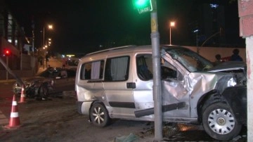 Ümraniye'de kural ihlali yapan 2 araç kafa kafaya çarpıştı, 2 kişi yaralandı