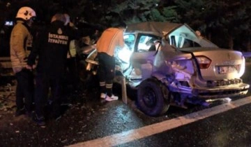 Ümraniye'de otomobil emniyet şeridindeki minibüse çarptı: 1 ölü, 2 yaralı