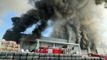 Uşak organize sanayide yangın! İplik fabrikasından alevler yükseliyor