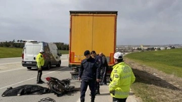 Uşak'ta feci kaza: TIR dorsesine çarpan motosikletin sürücüsü hayatını kaybetti