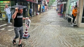 Uşak'ta şiddetli yağmur ve dolu etkili oldu