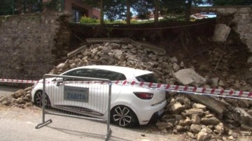 Üsküdar'da korkutan anlar: Site duvarı çöktü, 2 otomobil altında kaldı