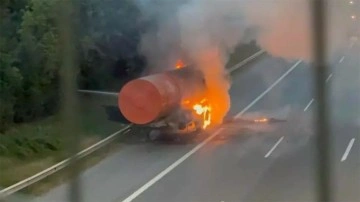 Üsküdar'da çöp kamyonunda çıkan yangın ticari araç ve otomobile sıçradı! Araçlar hurdaya döndü