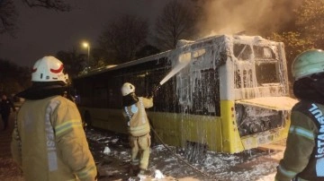 Üsküdar'da İETT otobüsü yanarak kullanılamaz hale geldi