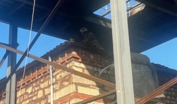 Üsküdar'da restorasyon çalışması yapılan tarihi caminin çatısında yangın çıktı